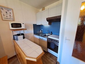 Fridge, microwave, oven, coffee/tea maker