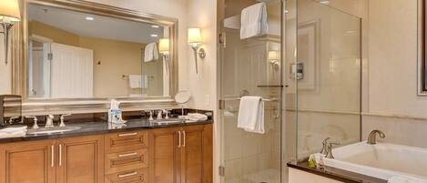 Douche, sèche-cheveux, serviettes fournies, savon