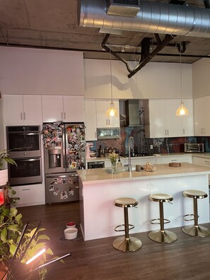 ثلاجة، ميكروويف، فرن، موقد طهي مسطح