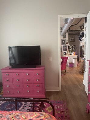 1 غرفة نوم ومكواة/لوح كي وواي فاي مجانًا وملاءات أسرّة