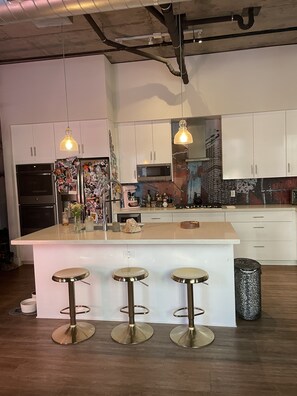 Fridge, microwave, oven, stovetop - Downtown Phoenix in the heart of the NFL experience (Phoenix)