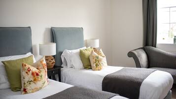 2 dormitoris, planxa i posts de planxar i un bressol de viatge