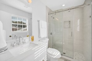 Dusche, Haartrockner, Handtücher, Seife