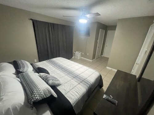 Amazing 2 bed/2 bath apartment 9 mins from LSU - King Size Beds