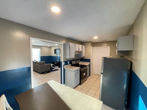 Private kitchen - Amazing 2 bed/2 bath apartment 9 mins from LSU - King Size Beds (Baton Rouge)