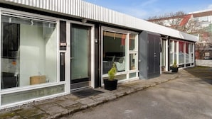 Un bâtiment moderne doté de grandes fenêtres et d’un toit plat.