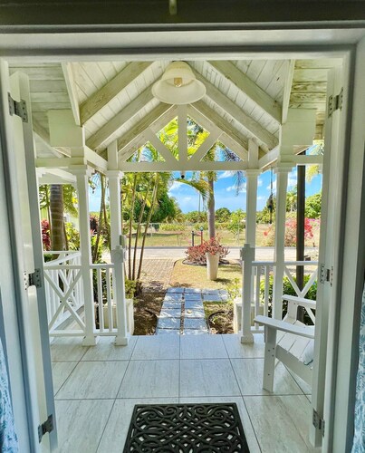 Beautiful West Coast villa, shared pool, Inc Fairmont Beachclub access for four.