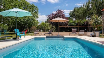 Een buitenzwembad en een verwarmd zwembad