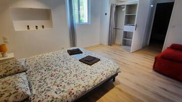 2 bedrooms, iron/ironing board, travel cot, free WiFi