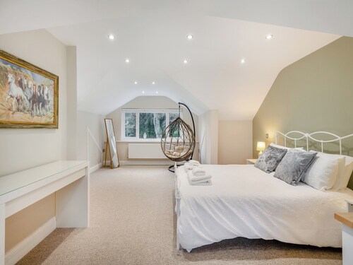 A lovely high-end property with five bedrooms and four bathrooms.