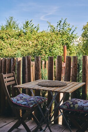 Outdoor dining - Curious Calf - Luxury Cottages (Leominster)