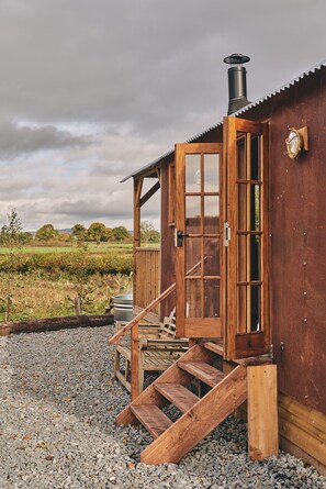 Property grounds - Big Sky Hideaway - Luxury Cottages (Leominster)