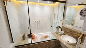 Dusche, Whirlpool, umweltfreundliche Kosmetikartikel, Haartrockner