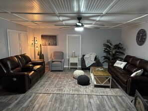 Een televisie, een open haard en een kantoor