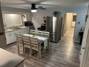 Fridge, microwave, oven, stovetop - Michelle's on Mill Su (Lexington)