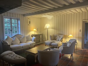 Kamin, Bücher, Stereoanlage