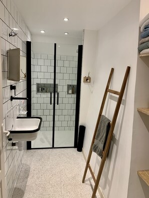Haartrockner, Handtücher, Seife, Shampoo