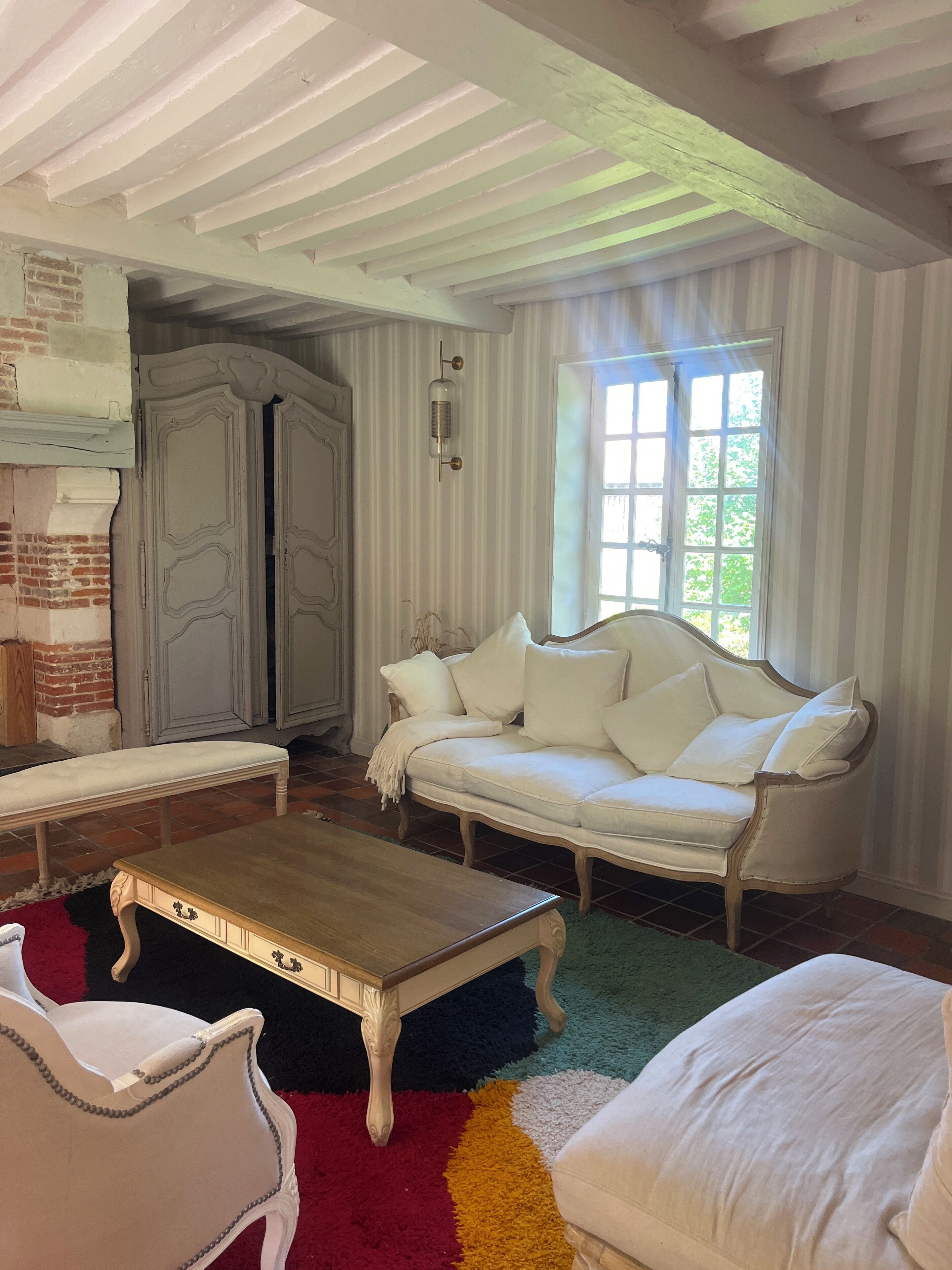Cheminée, livres, chaîne hi-fi