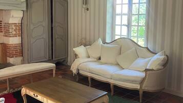 Cheminée, livres, chaîne hi-fi