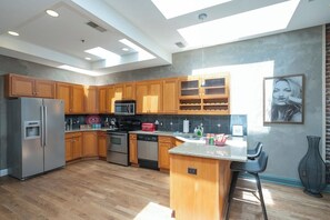 Fridge, microwave, oven, stovetop - 2 Lofts on Broadway Strip (Nashville)