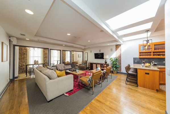 TV, offices - 2 Lofts on Broadway Strip (Nashville)