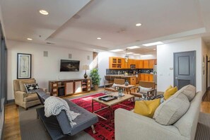 TV, offices - 2 Lofts on Broadway Strip - Sleeps 10 (Nashville)