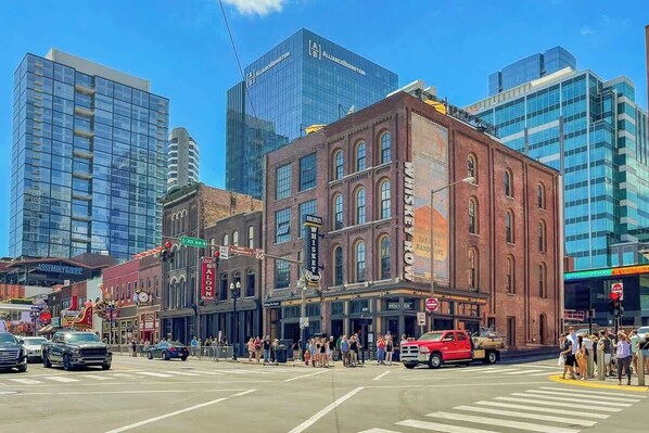 Point of interest - Entire Building Above Boot Barn - Sleeps 16 (Nashville)