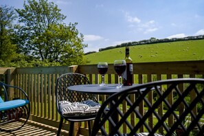 Outdoor dining - Badgers Den, a cosy cabin in a peaceful valley near to beach in Bantham S. Devon (Bantham)