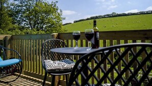 Outdoor dining - Badgers Den, Bantham South Devon (Bantham)