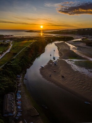 Beach nearby - Badgers Den, a cosy cabin in a peaceful valley near to beach in Bantham S. Devon (Bantham)