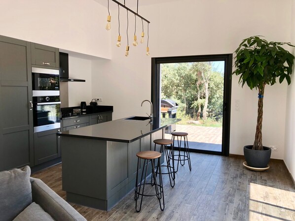 Fridge, microwave, oven, stovetop - Villa private heated pool -beach:10min-town center:5min Included:cleaning+linen (Porto Vecchio)