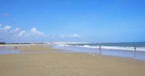 Accommodatie ligt op het strand, wit zand