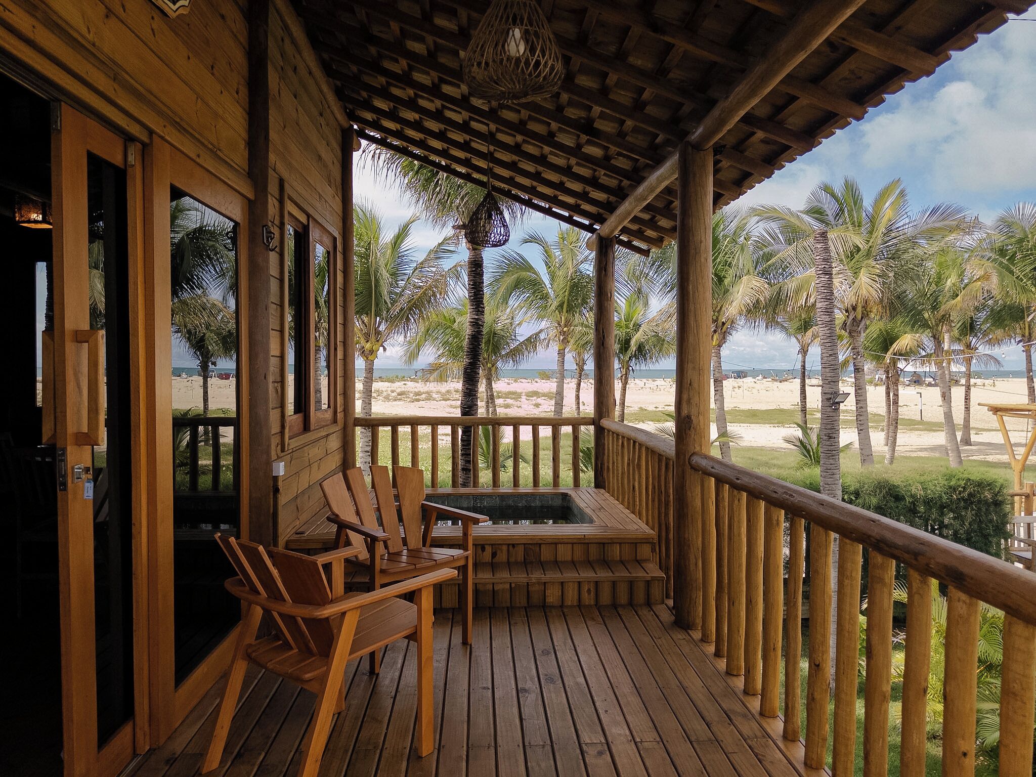 Bungalow de lujo, 1 habitación, hidromasaje, frente al mar | Minibar, espacio para trabajar con laptop, wifi gratis y ropa de cama 