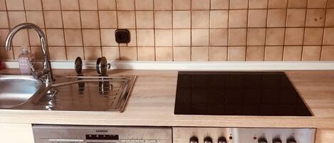 ثلاجة، فرن، موقد طهي مسطح، ماكينة لصنع القهوة/الشاي