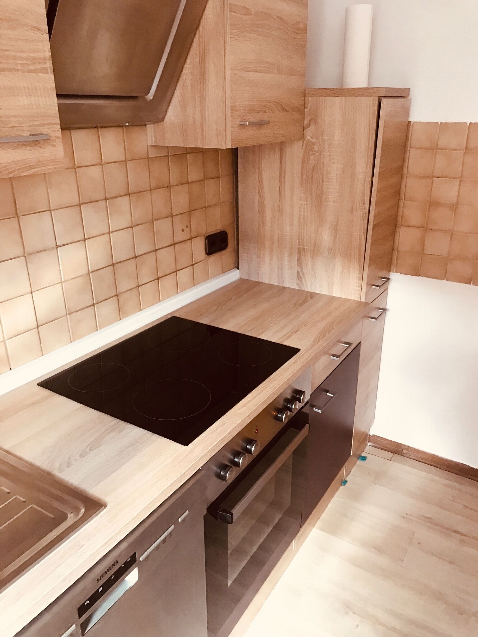 Een koelkast, een oven, een kookplaat, een koffiezetapparaat/waterkoker