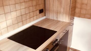 Refrigerador, horno, parrilla de estufa y cafetera y tetera