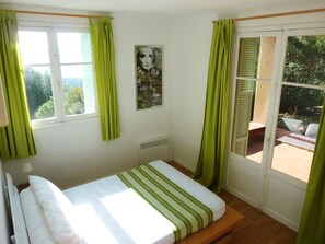 4 chambres, coffres-forts dans les chambres, fer et planche à repasser