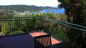 A balcony with a view of a coastal landscape, including a body of water and hills. - House 8 persons 4 rooms (Coti-Chiavari)
