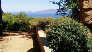 A pathway leading to a scenic overlook with a view of the sea and distant hills. - House 8 persons 4 rooms (Coti-Chiavari)