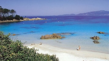 Una playa cerca