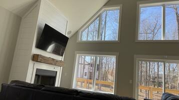 Smart-tv, eldstad och en stereo