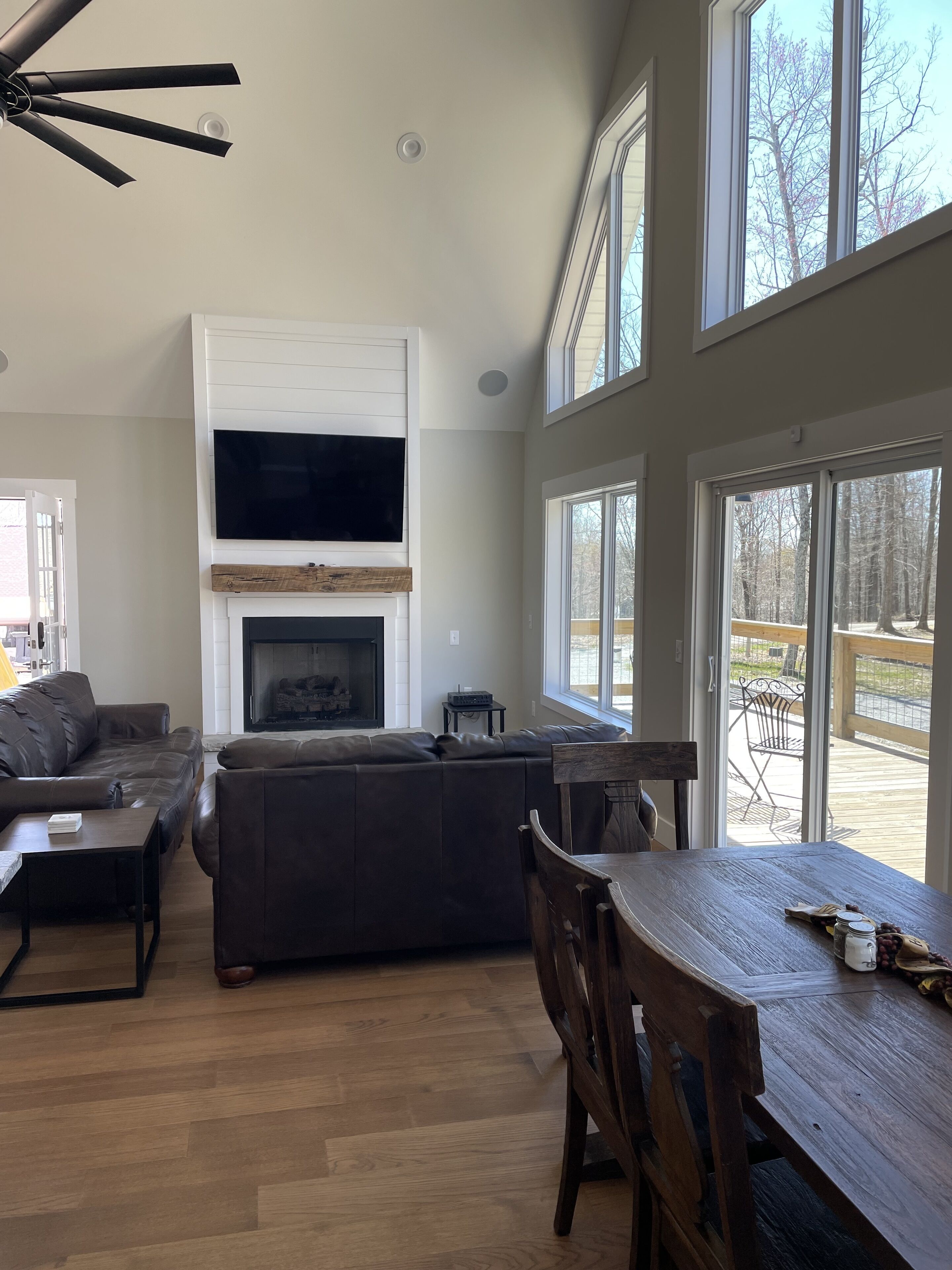 Smart TV, fireplace, stereo