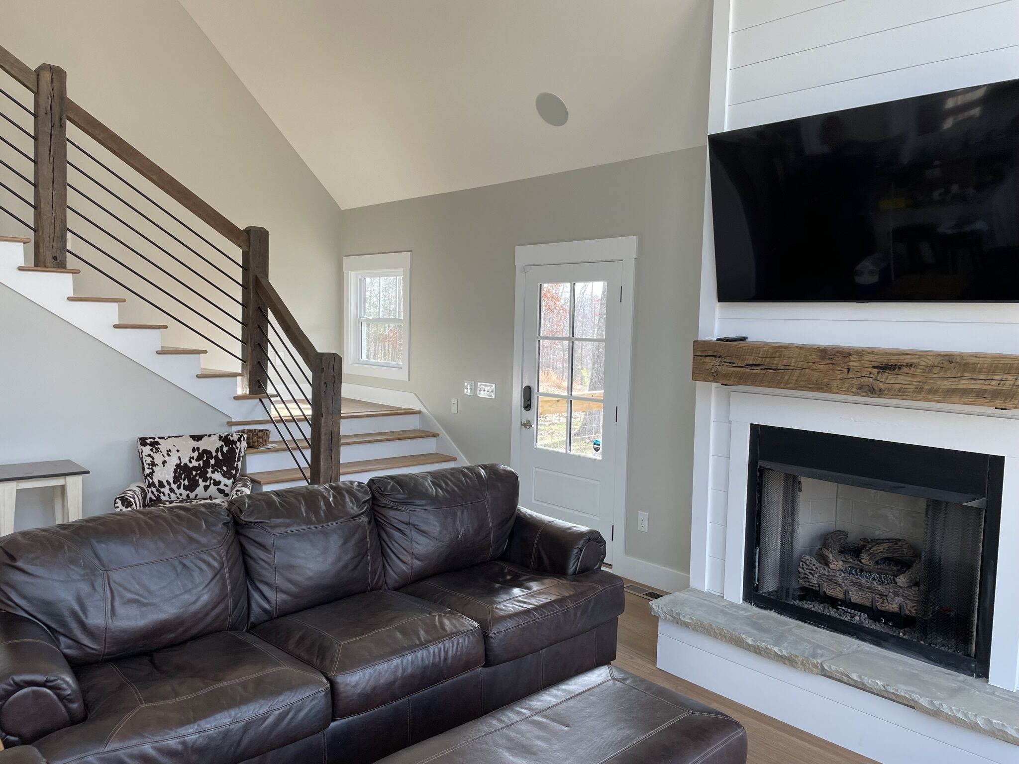 Smart TV, fireplace, stereo