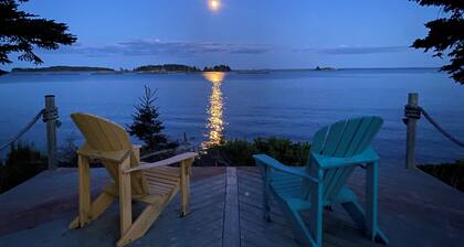 Stunning Ocean Front cottage, minutes from the beach