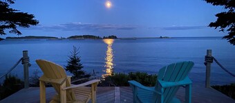 Stunning Ocean Front cottage, minutes from the beach