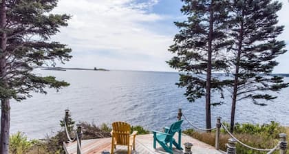 Stunning Ocean Front cottage, minutes from the beach