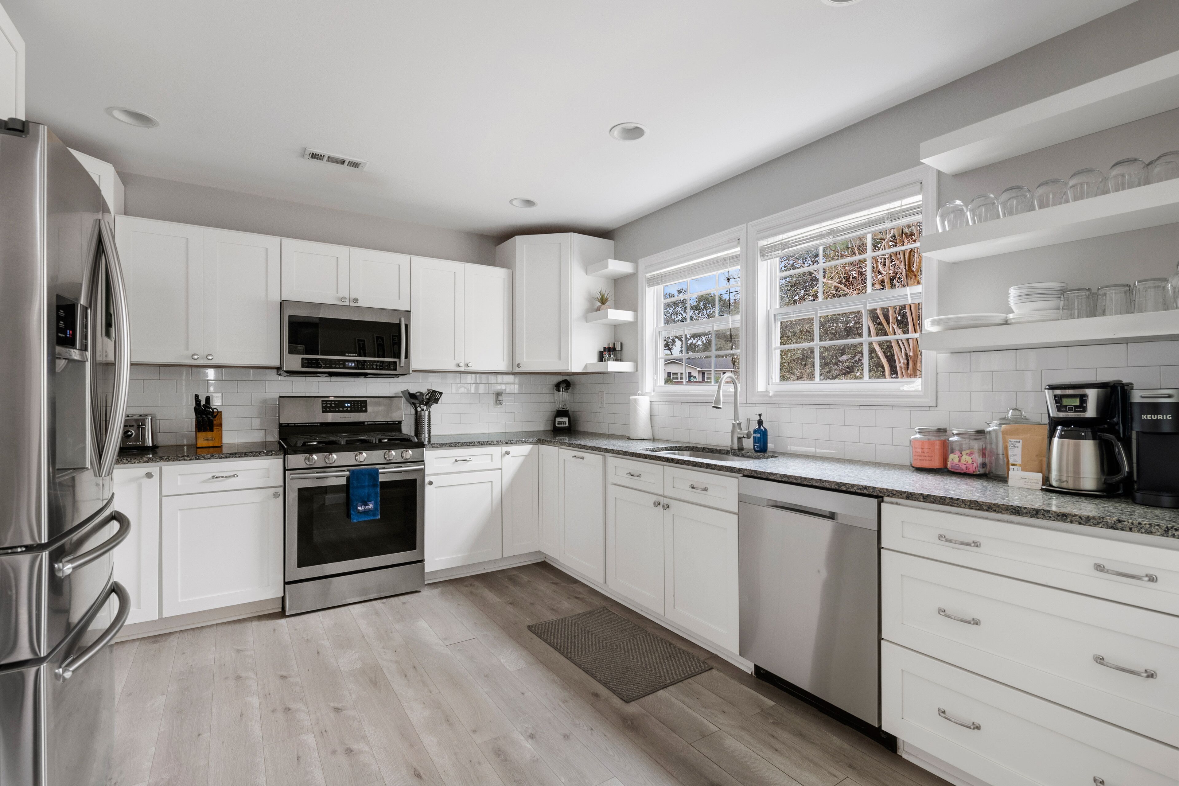 Refrigerador, microondas, horno, placa de cocina