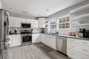 Refrigerador, microondas, horno, placa de cocina