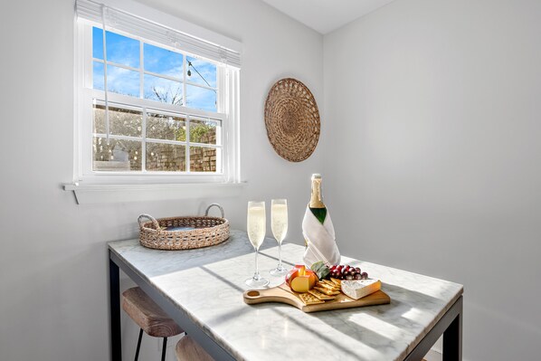 Dining - Old Village Getaway | 5 Minute Drive To The Beach (Mount Pleasant)