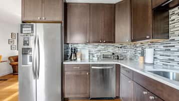 Kjøleskap, mikrobølgeovn, ovn og kokeplater